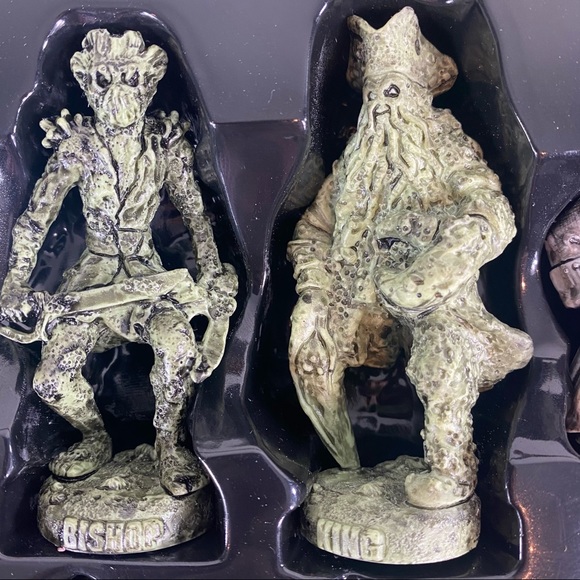 Pirates of the Caribbean Dead Man's Chest Chess Set Collector's Edition - Picture 7 of 11